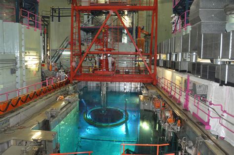 Macron s’engager dans un piège économique : l’illusion des centrales nucléaires pour l’IA